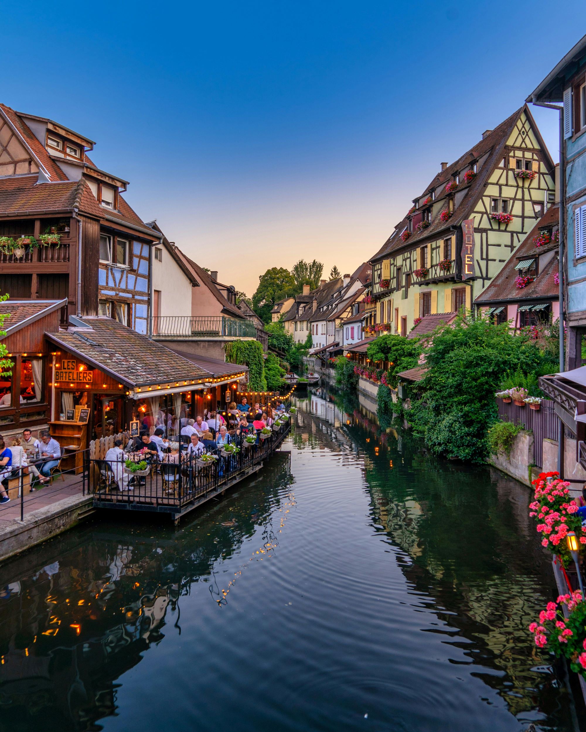 Kanal i Colmar mellan vackra byggnader